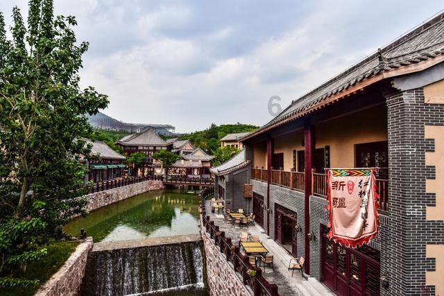 “衣服像解体了,几乎半裸”!25岁中国女子街头被泼化学液体,严重烧伤